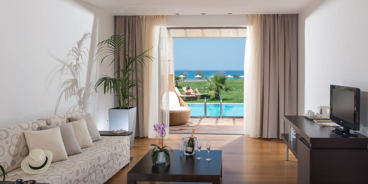MAISONETTE SUITE SEA FRONT WITH SHARING POOL